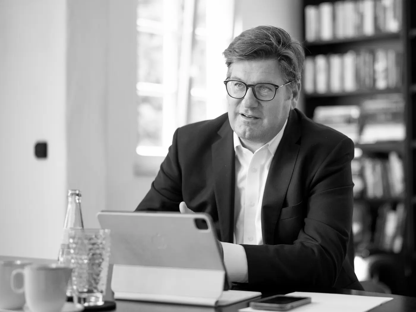 Michael H. Sommer am Schreibtisch im Gespräch