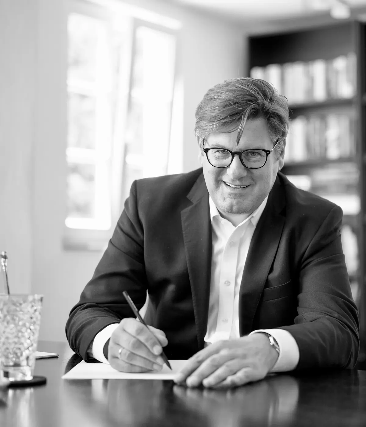 Michael H. Sommer unterzeichnet ein Dokument an seinem Schreibtisch