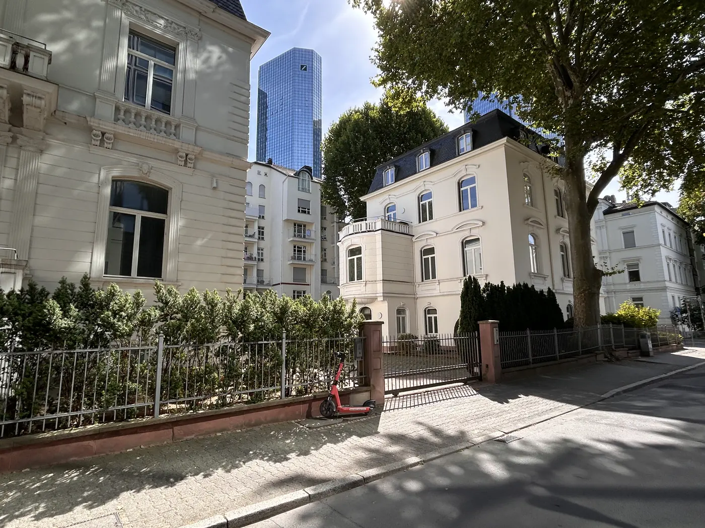 Gründerzeitliche Bürovilla in Frankfurt, im Hintergrund ein Hochhaus