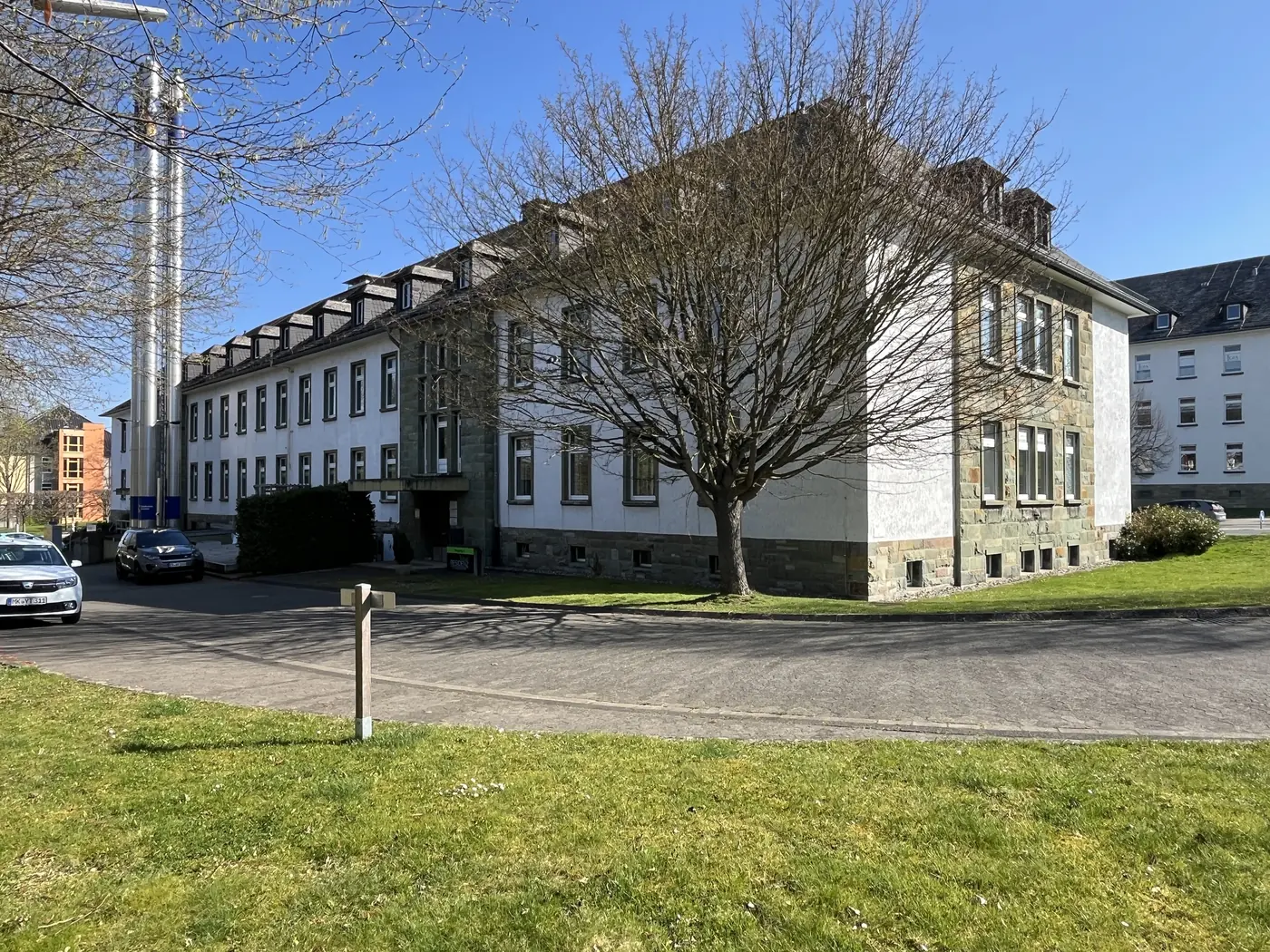 Ehemaliges Kasernengebäude mit Grünfläche in Hemer