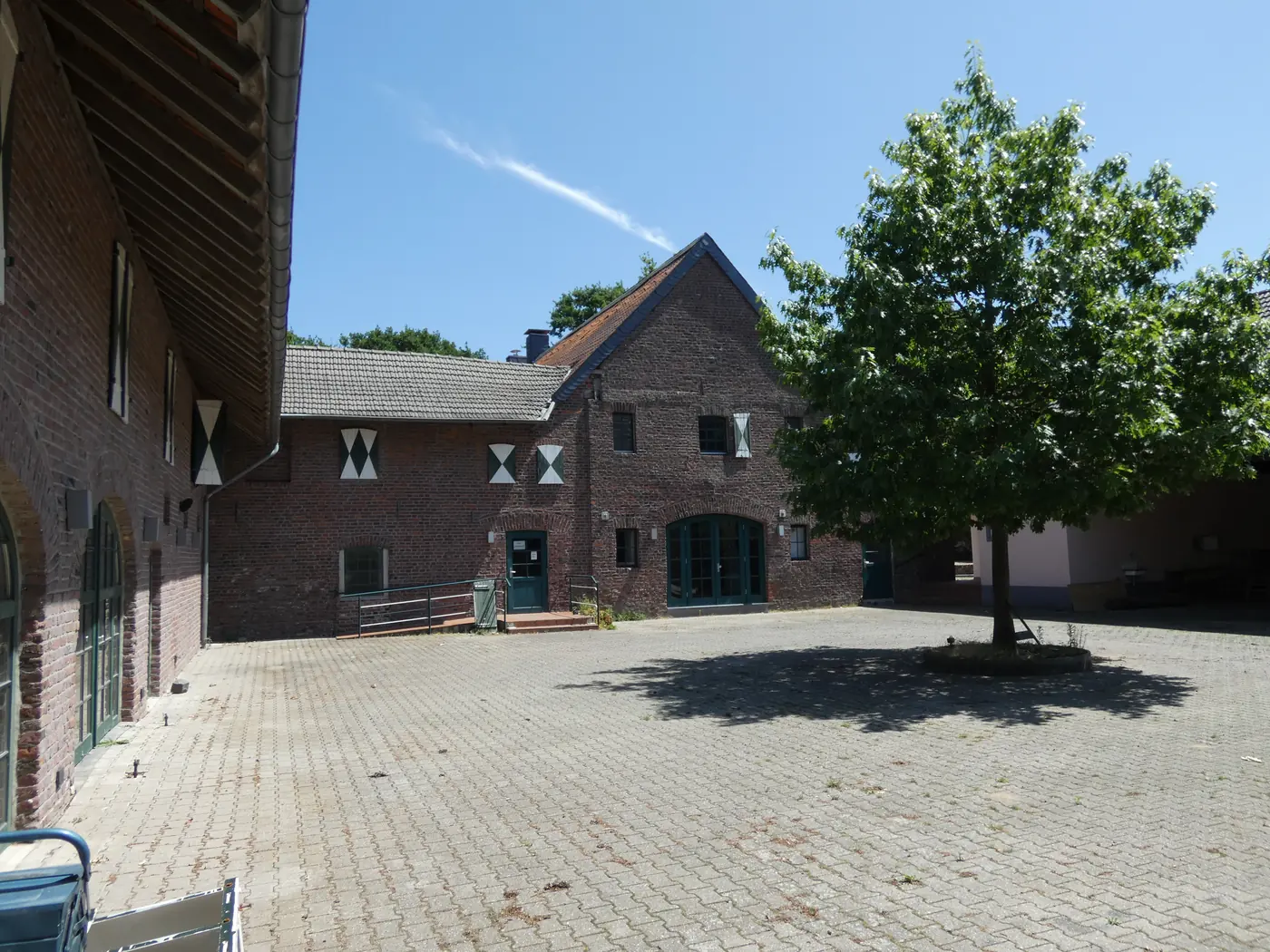 Innenhof einer Hofanlage aus Backstein in Willich